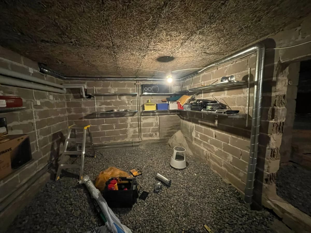 Nydragna ventilationskanaler i källare med grusgolv, del av installation för att ventilera bort radon från grunden
