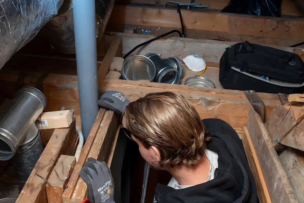 Ventilationstekniker bland kanaldelar inför byte av FTX-aggregat i Stockholm