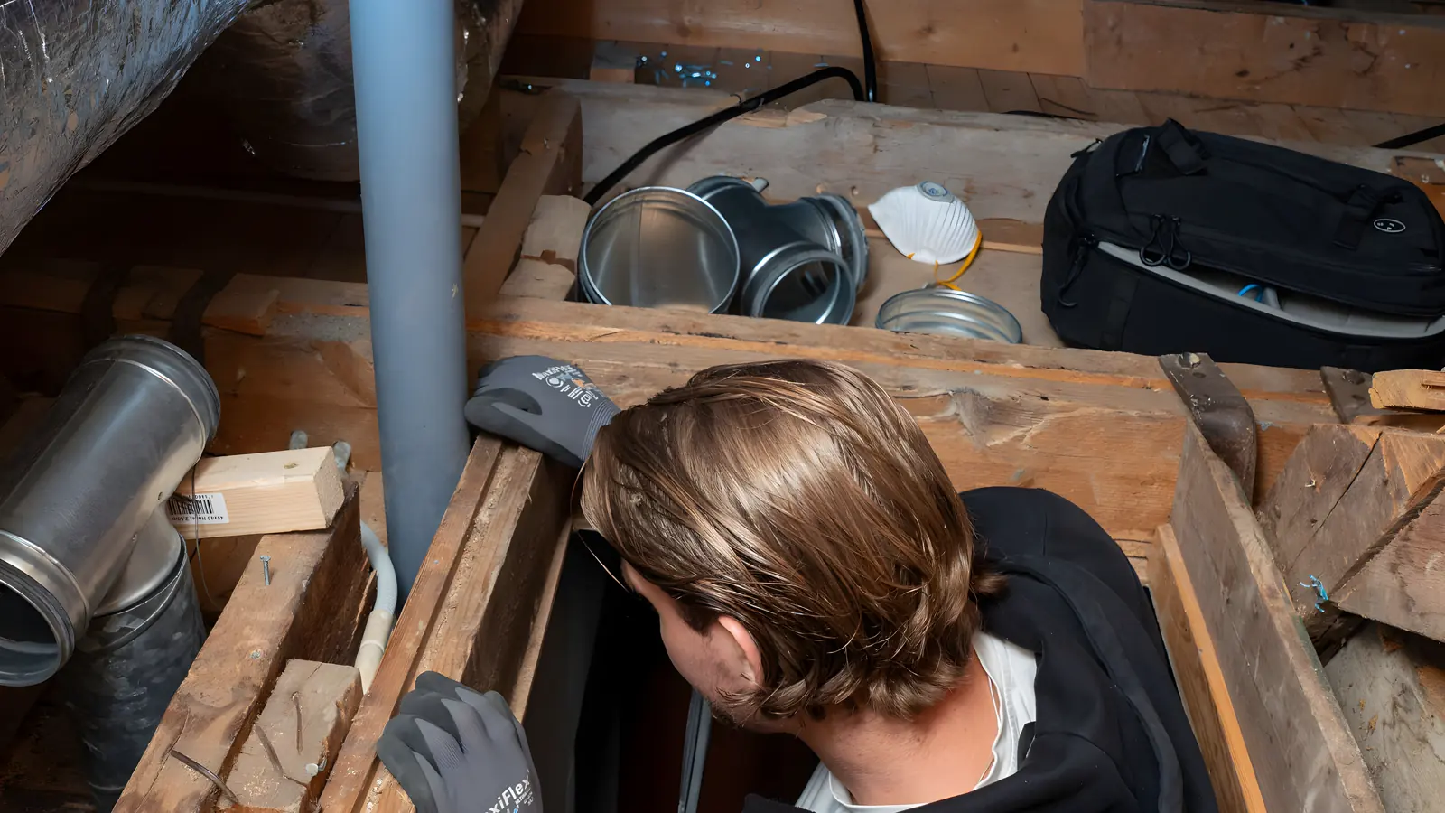 Ventilationstekniker som kontrollerar ventilation i en fastighet